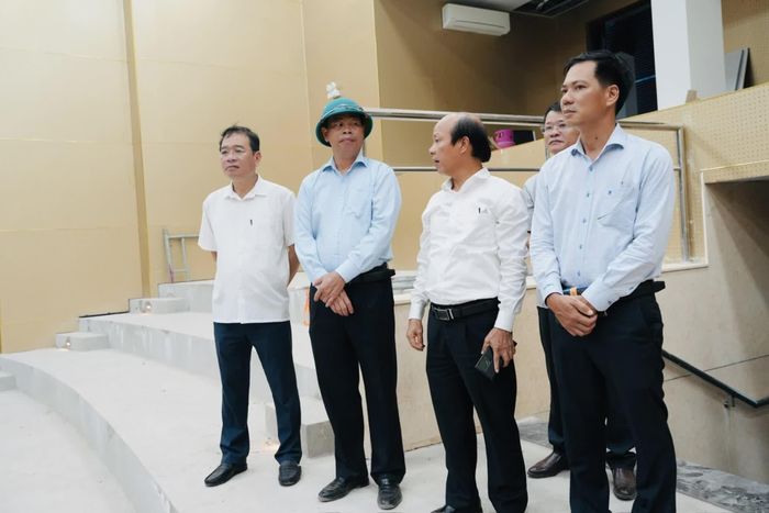 Đồng chí Nguyễn Đăng Quang, Chủ tịch HĐND tỉnh kiểm tra tiến độ xây dựng trường quay chuyên nghiệp 250 chỗ của Báo và phát thanh, truyền hình Quảng Trị - Ảnh: Mỹ Nhị