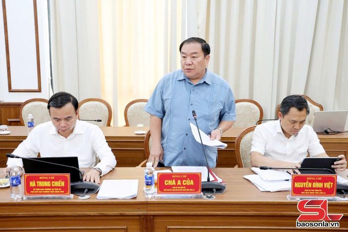 Đồng chí Chá A Của, Phó Bí thư Tỉnh ủy, Chủ tịch Ủy ban MTTQ Việt Nam tỉnh, nêu ý kiến tại hội nghị.