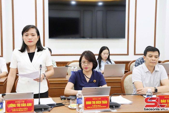 Đồng chí Lường Thị Vân Anh, Ủy viên Ban Thường vụ Tỉnh ủy, Trưởng ban Nội chính Tỉnh ủy, cho ý kiến tại hội nghị.