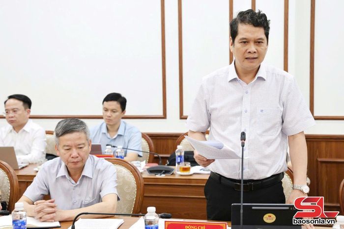 Đồng chí Vi Đức Thọ, Ủy viên Ban Thường vụ Tỉnh ủy, Phó Chủ tịch Thường trực HĐND tỉnh, cho ý kiến tại hội nghị.