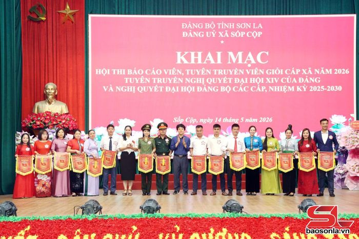 Ban tổ chức trao cờ lưu niệm cho các thí sinh dự thi.