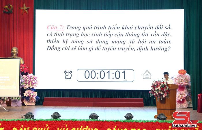 Phần thi trả lời câu hỏi của Ban giám khảo của thí sinh đến từ Chi bộ Trường TH và THCS Mường Và.