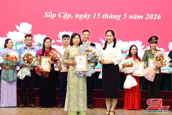 Ban tổ chức đã trao giải nhất cho thí sinh Hà Thị Bích Thảo, đảng viên Đảng bộ Trường THPT Sốp Cộp.