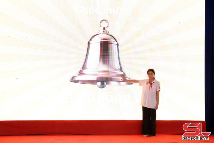 Học sinh đạt giải nhất thực hiện nghi thức rung chuông vàng