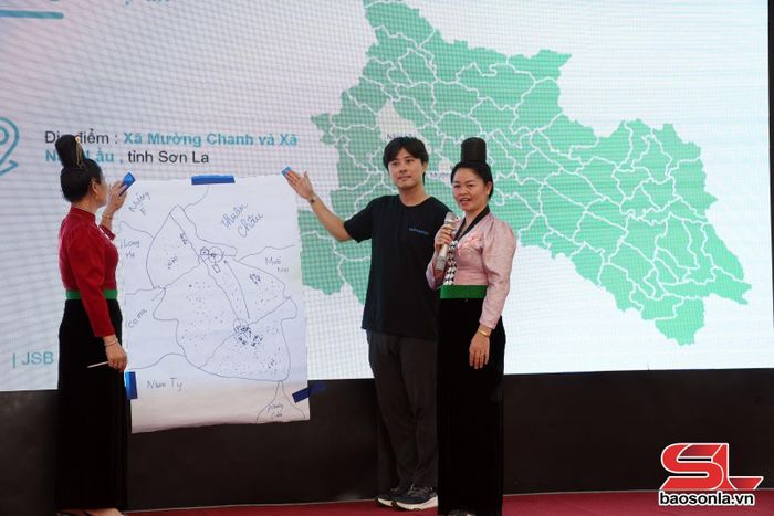 Học viên tham gia tập huấn thảo luận về các xu hướng thiên tai trên địa bàn xã Nậm Lầu