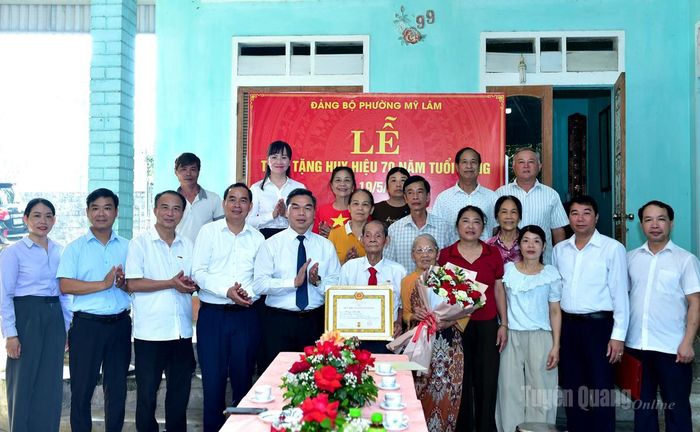 Phó Bí thư Tỉnh ủy, Chủ tịch Ủy ban MTTQ Việt Nam tỉnh Ma Thế Hồng và các đồng chí lãnh đạo Ban Tổ chức Tỉnh ủy, Đảng ủy phường Mỹ Lâm chúc mừng đảng viên Hoàng Như Đức.