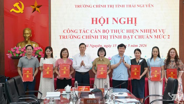 Đồng chí Dương Văn Tiến và lãnh đạo Trường Chính trị tỉnh trao quyết định tiếp nhận 7 tiến sĩ về công tác tại các khoa, phòng chuyên môn.