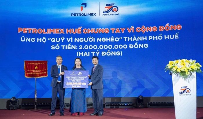 Petrolimex Huế trao tặng 2 tỷ đồng cho Quỹ an sinh xã hội thành phố 