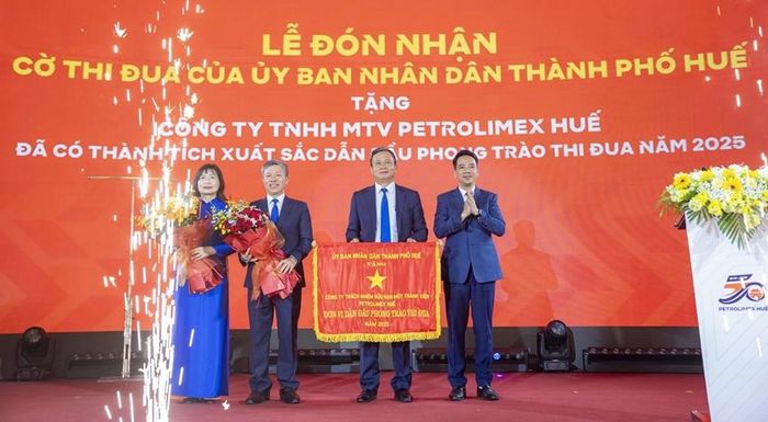 TUV, Phó Chủ tịch UBND thành phố Trần Hữu Thùy Giang trao Cờ đơn vị dẫn đầu phong trào thi đua năm 2025 cho Petrolimex Huế 