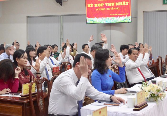 Các đại biểu đã biểu quyết thông qua Nghị quyết về đô thị ở xã Đại Phước.