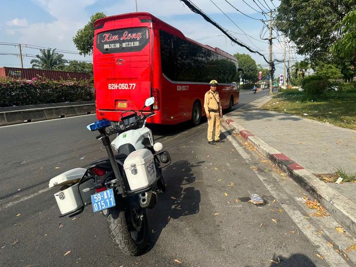 Nhà xe Kim Long dừng, đỗ nơi có biển cấm bị CSGT xử lý.