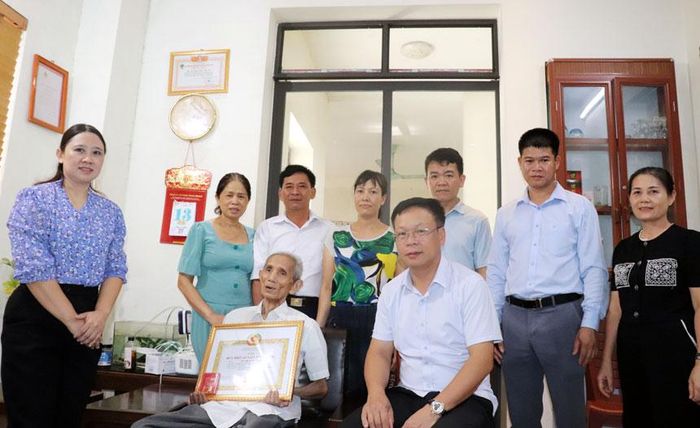 Đảng viên Lê Quang Huy và gia đình đã bày tỏ niềm vinh dự, tự hào và lòng biết ơn đối với Đảng, Nhà nước và Đảng ủy phường Vĩnh Yên.