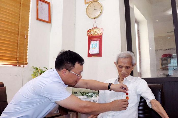 Đảng ủy phường Vĩnh Yên luôn trân trọng, biết ơn những đóng góp quý báu của các đảng viên lão thành của phường đối với sự nghiệp cách mạng.