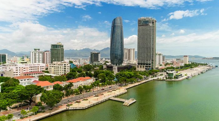 Vật liệu kính bền vững có thể giảm thiểu tác động đến môi trường của ngành công nghiệp xây dựng bằng cách giảm lượng phát thải carbon và sự phụ thuộc vào các nguồn tài nguyên không thể tái tạo.