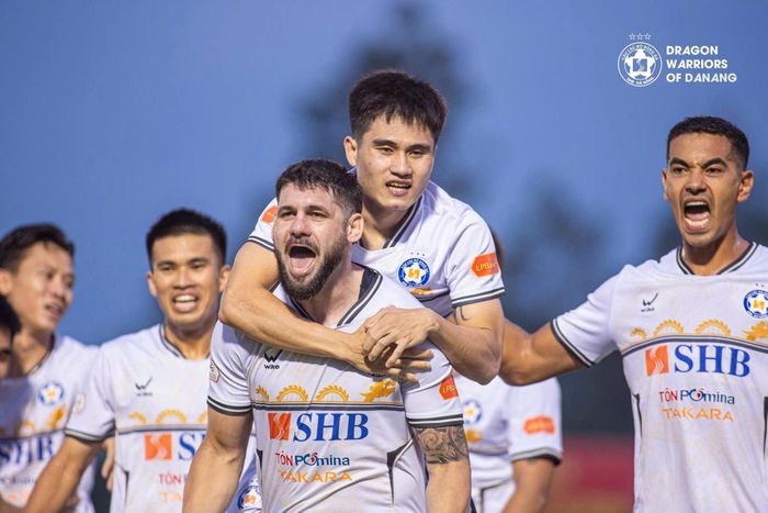 Các cầu thủ Đà Nẵng ăn mừng bàn thắng vào lưới Công an TP Hồ Chí Minh (Ảnh: SHB Đà Nẵng).