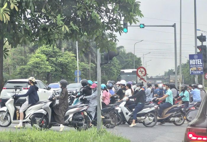 Hệ thống đèn tín hiệu và biển báo giao thông góp phần giảm ùn tắc, bảo đảm ATGT tại KCN Quế Võ, Bắc Ninh.