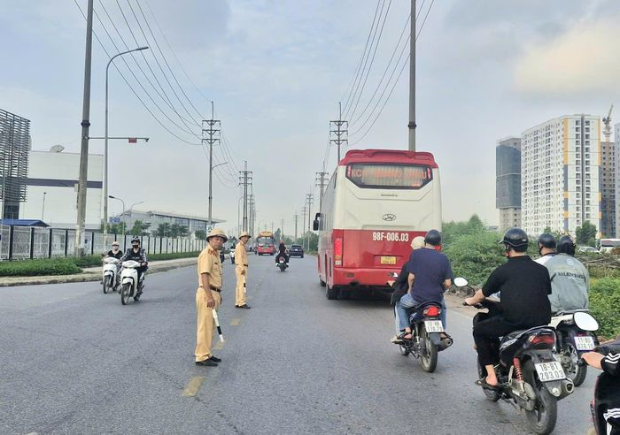 Dù tình trạng ùn ứ, ách tắc đã giảm, song hàng ngày Đội CSGT đường bộ số 3, Phòng CSGT Công an tỉnh Bắc Ninh vẫn duy trì lực lượng túc trực tại KCN Quang Châu để bảo đảm ATGT.