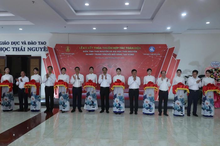 Các đại biểu cắt băng khánh thành Trung tâm Đổi mới sáng tạo vùng