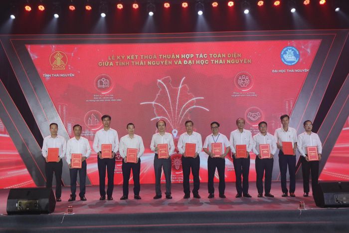 Trao biên bản hợp tác giữa các trường đại học thành viên của Đại học Thái Nguyên và các xã, phường của tỉnh Thái Nguyên