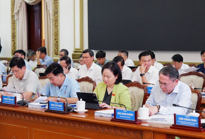 Các thành viên Đoàn giám sát tham dự cuộc làm việc
