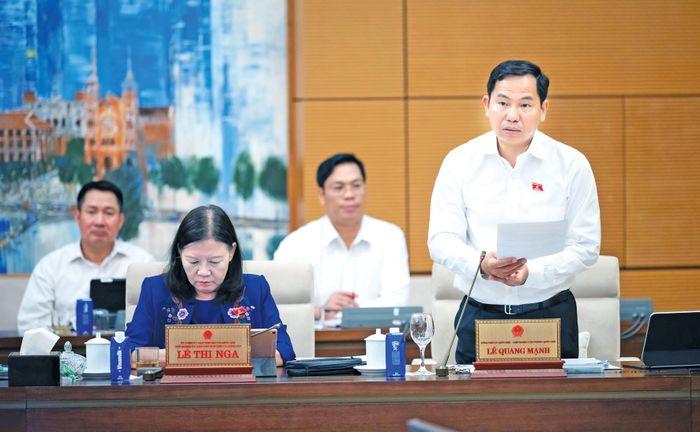 Tổng Thư ký Quốc hội, Chủ nhiệm Văn phòng Quốc hội Lê Quang Mạnh trình bày Báo cáo về chuẩn bị bước đầu Kỳ họp thứ Hai, Quốc hội khóa XVI