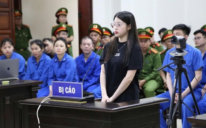 Bị cáo Triệu Nguyễn Hoài Thương (bạn gái Bùi Đình Khánh) bị đề nghị từ 15-18 tháng tù cho hưởng án treo.