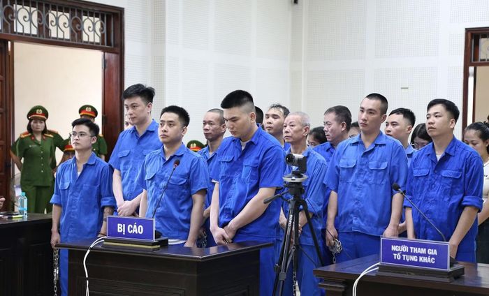 Các bị cáo nghe VKS luận tội.