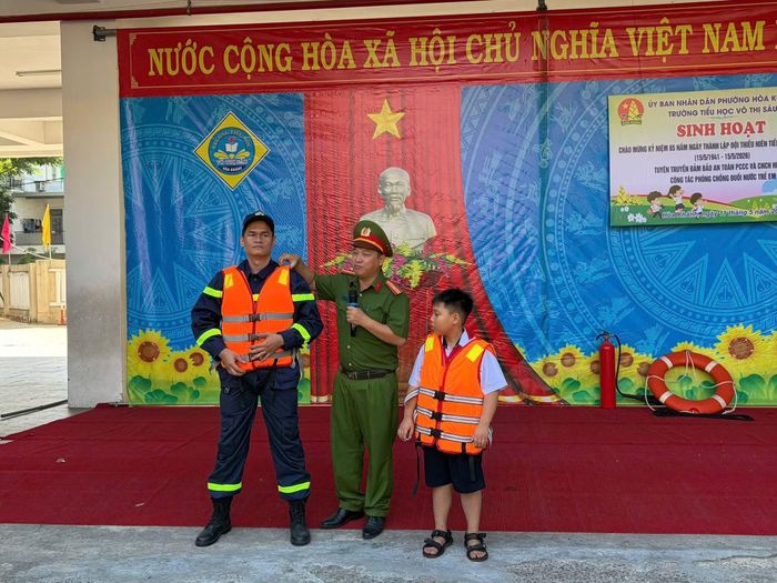 Cảnh sát PCCC và CNCH tuyên truyền kỹ năng nhận diện khu vực nguy hiểm, phòng tránh đuối nước cho học sinh dịp nghỉ hè.