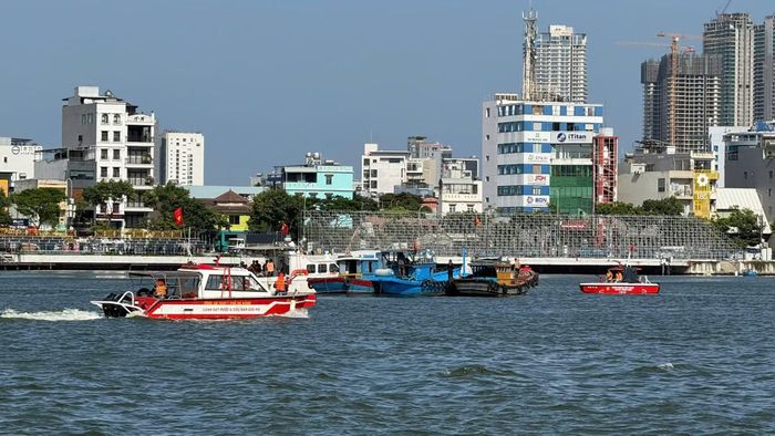 Lực lượng Cảnh sát PCCC và CNCH Công an TP Đà Nẵng thực hành phương án cứu nạn cứu hộ trên sông Hàn trong mùa cao điểm du lịch hè.