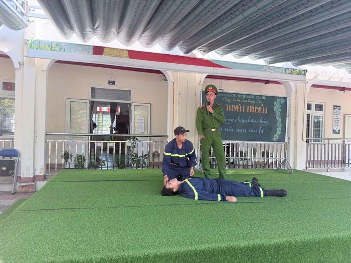 Lực lượng Cảnh sát PCCC và CNCH Công an TP Đà Nẵng nỗ lực “mang kỹ năng cứu mạng” đến từng trường học, khu dân cư trước mùa hè.