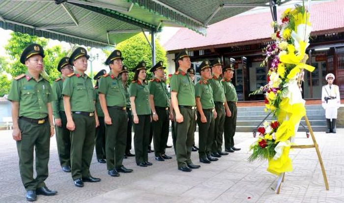 Đoàn dâng hoa, dâng hương tại Nhà tưởng niệm cố Bộ trưởng Trần Quốc Hoàn.