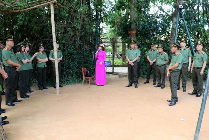 Đoàn tham quan quê nội của Người.