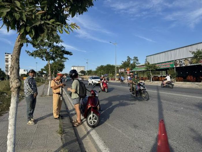 CSGT Công an Đà Nẵng tuần tra, xử lý, kiểm tra các trường hợp người nước ngoài vi phạm quy định về trật tự an toàn giao thông.