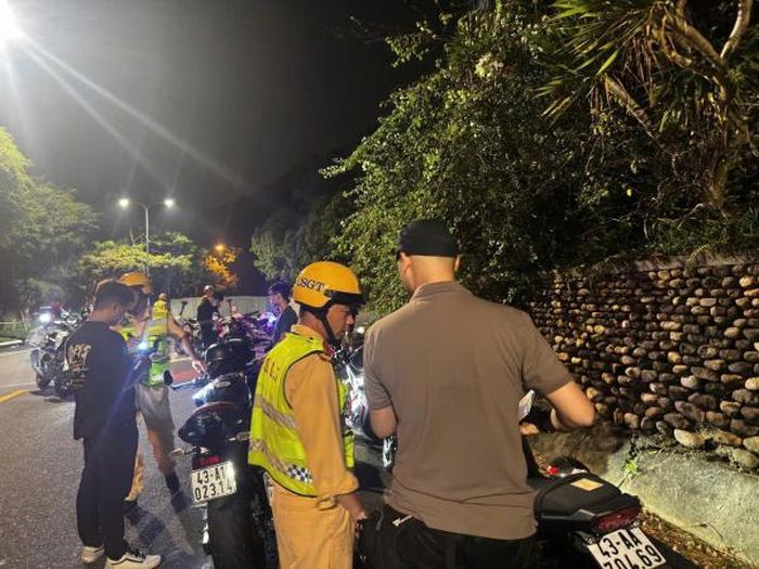 CSGT Đà Nẵng kiểm tra, xử lý nhiều trường hợp người nước ngoài điều khiển xe mô tô phân khối lớn trên bán đảo Sơn Trà vi phạm nhiều không (không GPLX, không MBH).
