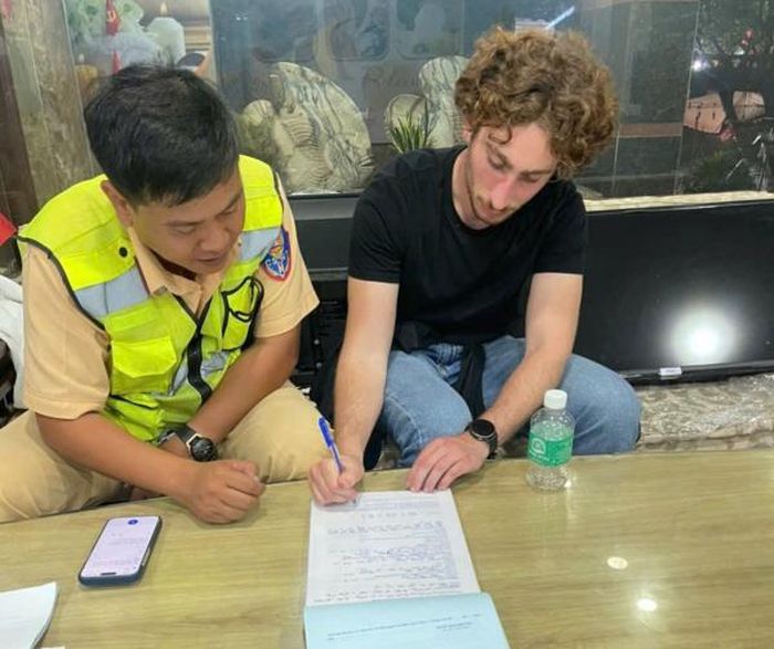 Ngay sau đó, danh tính “anh Tây” bốc đầu xe máy đã được lực lượng CSGT Trạm Hòa Hải (Đà Nẵng) nhanh chóng xác minh, mời lên làm việc và xử phạt theo quy định.