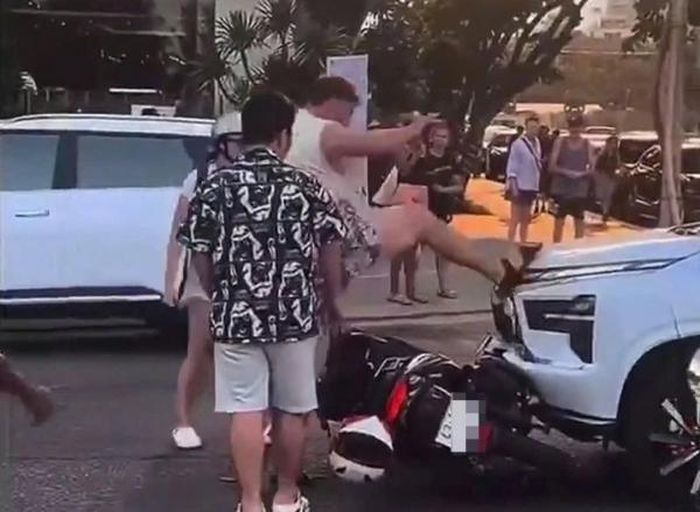 Du khách nước ngoài không đội mũ bảo hiểm, sau va chạm giao thông còn có hành vi đạp vào ô tô và hành hung người dân giữa phố biển Đà Nẵng.