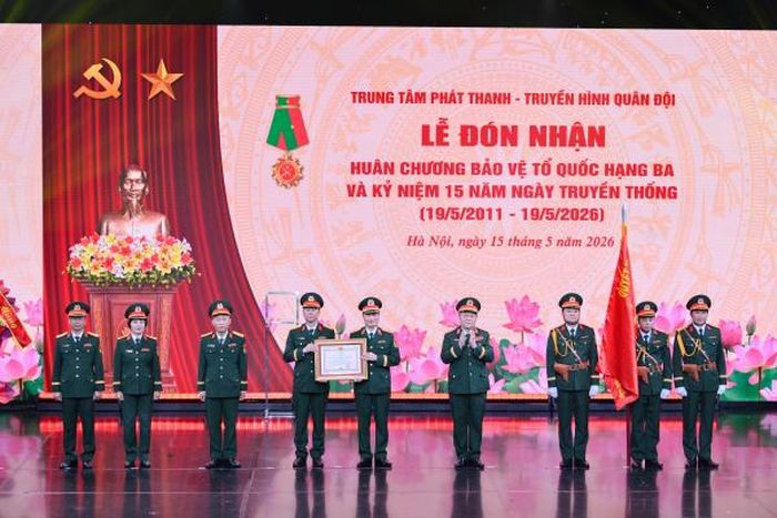 Trung tâm PT - TH Quân đội vinh dự đón nhận Huân chương bảo vệ Tổ quốc hạng Ba.