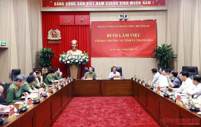 Quang cảnh buổi làm việc.