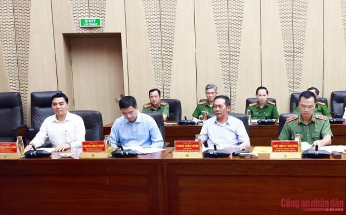 Các đại biểu dự buổi làm việc.