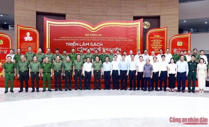 Bộ trưởng Lương Tam Quang và Bí thư Tỉnh ủy Thanh Hóa Lê Đức Thái cùng các đại biểu.