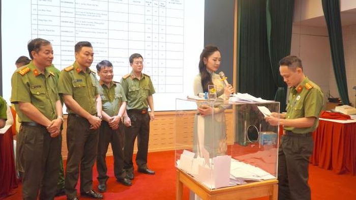Cán bộ, chiến sĩ bốc thăm dưới sự theo dõi chặt chẽ của Ban giám sát.