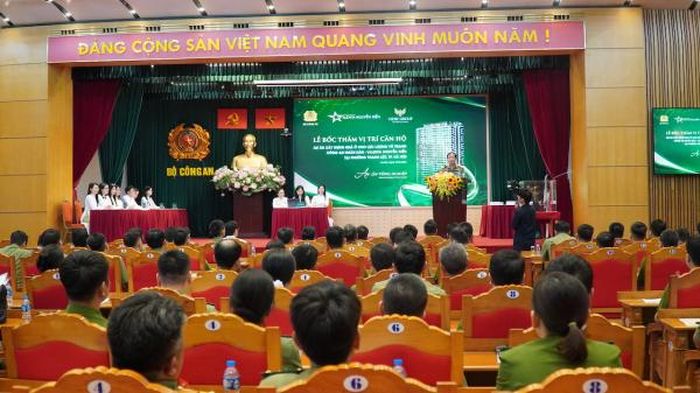 Hơn 200 cán bộ, chiến sĩ đầu tiên thực hiện bốc thăm vị trí căn hộ của dự án nhà ở cho lực lượng vũ trang Công an nhân dân (CAND) tại phường Thanh Liệt, TP Hà Nội.