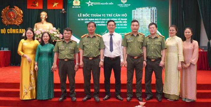 Các đại biểu dự buổi lễ.