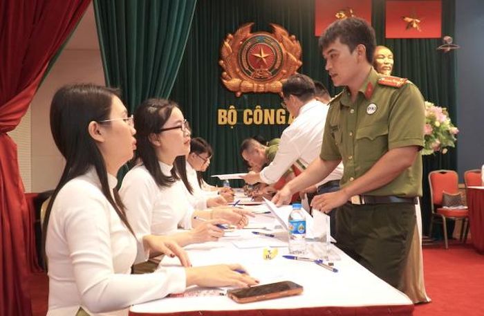 Các cán bộ, chiến sĩ làm thủ tục sau khi bốc thăm.