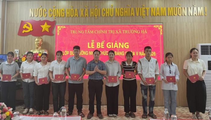 Lãnh đạo Trung tâm Chính trị xã Trường Hà trao chứng chỉ cho các học viên.