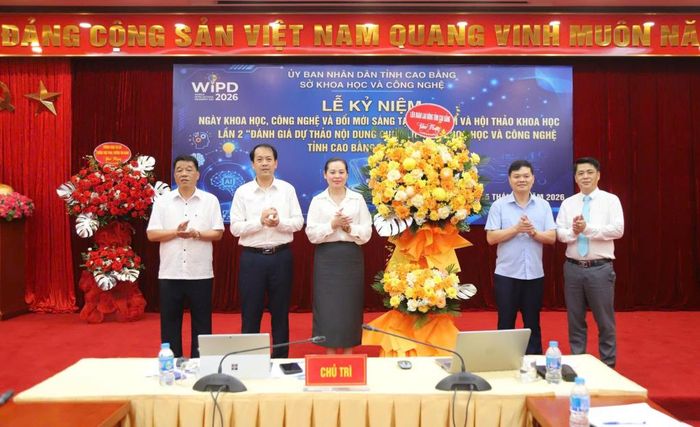 Lãnh đạo Ủy ban MTTQ Việt Nam tỉnh tặng hoa chúc mừng Sở Khoa học và Công nghệ tại lễ kỷ niệm.