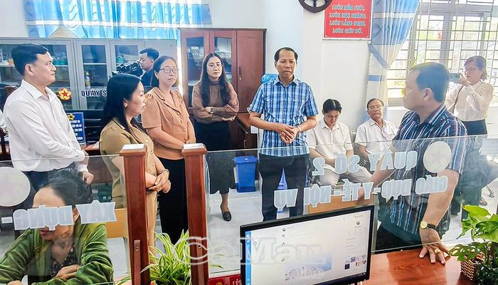  Đoàn kiểm tra khảo sát thực tế tại Trung tâm Phục vụ hành chính công Phường Lý Văn Lâm.