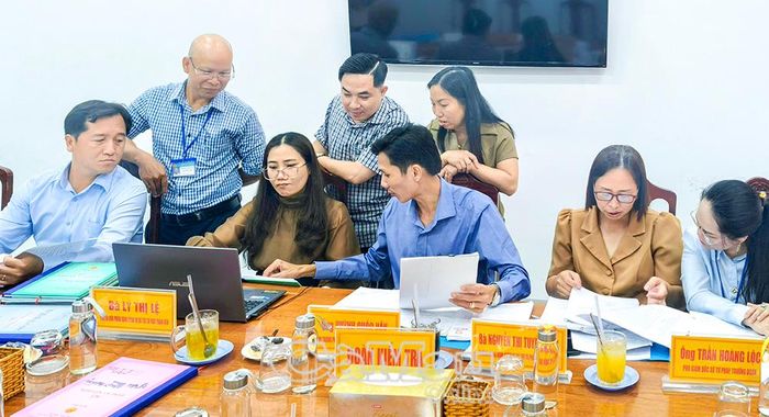 Đoàn kiểm tra hồ sơ, giấy tờ hộ tịch, chứng thực và nuôi con nuôi, trao đổi nghiệp vụ với các cán bộ phụ trách lĩnh vực tư pháp của phường.