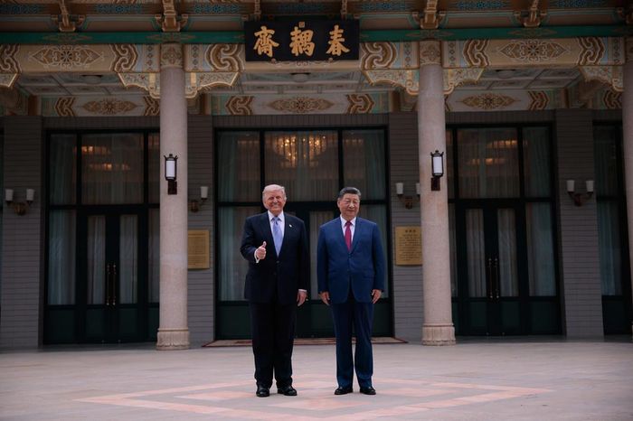 Tổng thống Mỹ Donald Trump (trái) chụp ảnh cùng Chủ tịch Trung Quốc Tập Cận Bình trong chuyến thăm khu vườn Trung Nam Hải ở Bắc Kinh ngày 15/5. (Ảnh: AP) 