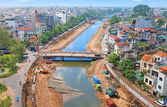 Thi công Dự án đầu tư xây dựng công trình khẩn cấp cải tạo tuyến hạ lưu sông Kim Ngưu nối sông Tô Lịch với trạm bơm Yên Sở. Ảnh: ĐỖ TÂM